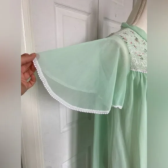 1960s Mint Vanilla Colored Floral Lace Night Gown / Robe - Picture 6 of 9
